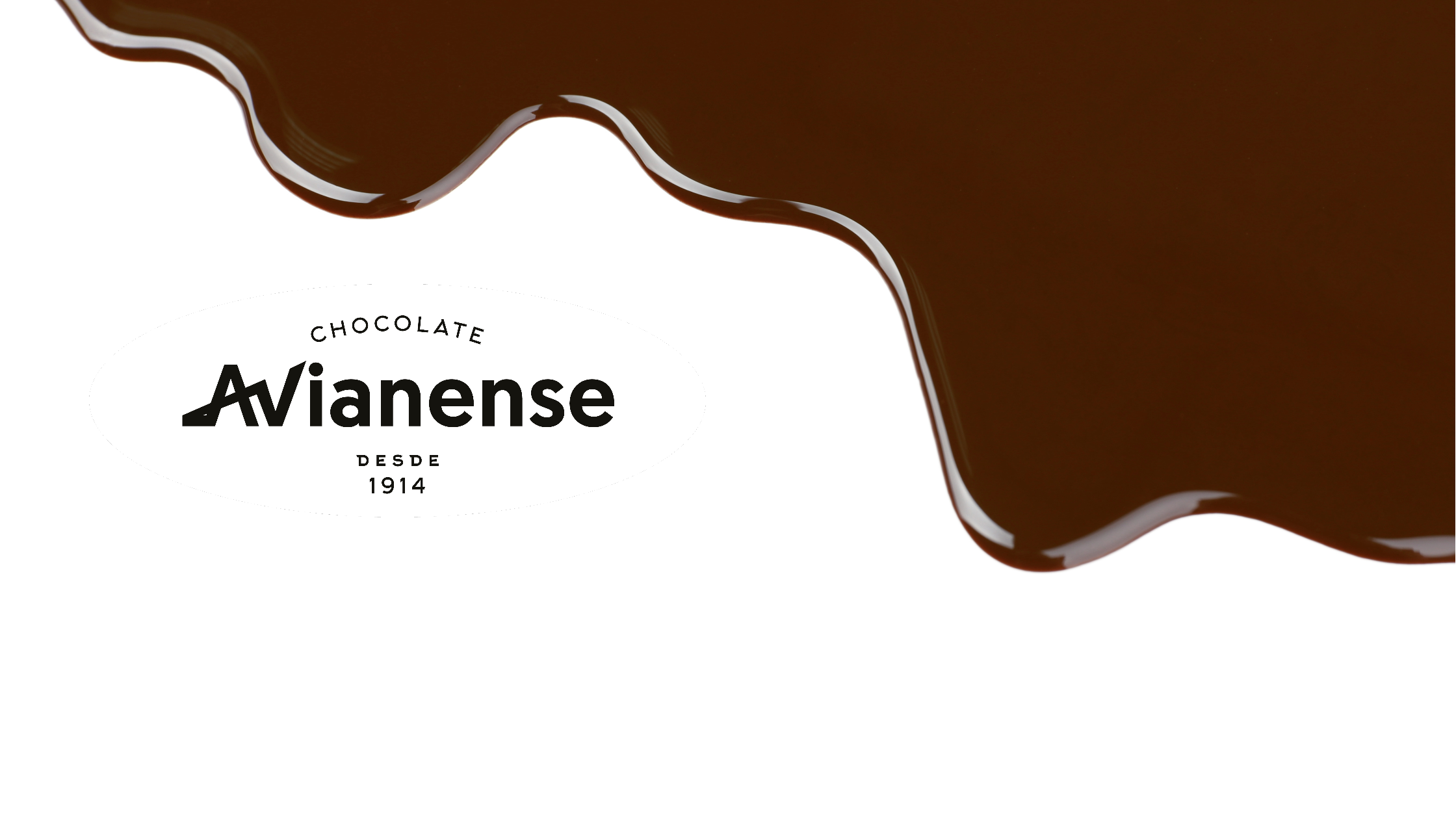 An illustration showing a smooth wave of melted chocolate flowing from the top right corner. Text on the left reads "Chocolate Avianense Desde 1914" in black and brown letters, indicating the brand and year since establishment. The background is white.